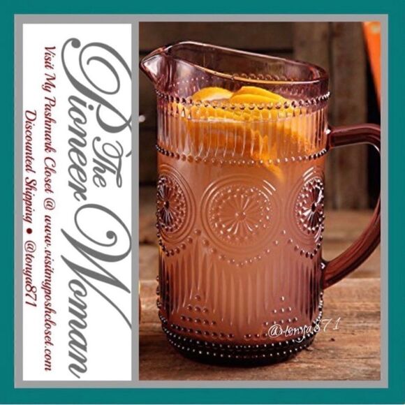 š¦āNewĀ PioneerāWomanāAdelineā54āozāGlassāWater/Tea/LemonadeāPitcher,āPlum - Picture 1 of 8